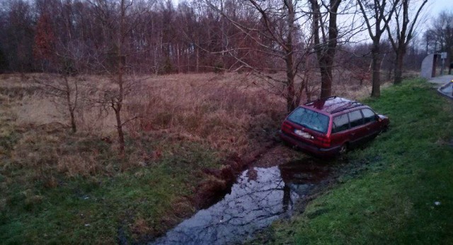 Na poboczu „trasy śmierci” na wysokości miejscowości Piaski z drogi wypadł volkswagen passat. Samochód ugrzązł kołami w błocie. Kierowcy w volkswagenie nie ma.

Volkswagen musiał wypaść z drogi w środę, 3 stycznia z samego rana lub w nocy. Samochód ugrzązł w błocie. Wcześniej jeszcze uderzył w coś przodem, najprawdopodobniej lekko w drzewo.

Na miejscu nie ma jednak nikogo. Wygląda na to, że kierowca porzucił samochód. Pojazd nie utrudnia ruchu na trasie.

Tragiczny Nowy Rok. Śmiertelny wypadek na drodze S3 na wysokości Gorzowa. Zginęła jedna osoba



