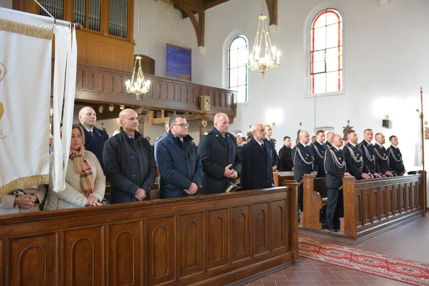 OSP Kowalewice - uroczysta zbiórka na placu przed remizą...