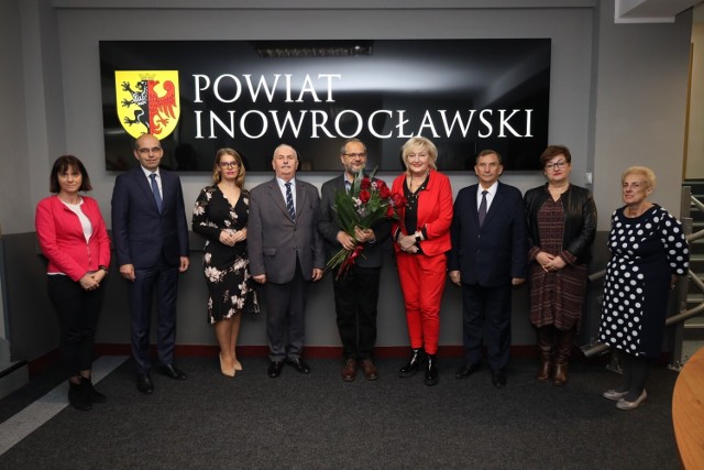 Pamiątkowe zdjęcie z udziałem przedstawicieli Starostwa Powiatowego i wybranego na kolejną kadencję dyrektora muzeum w Inowrocławiu Marcina Woźniaka (po środku)