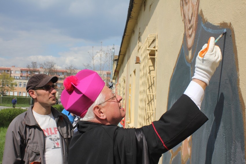 Wymalowali święte murale w Legnicy, pomagał nawet biskup, zobaczcie zdjęcia