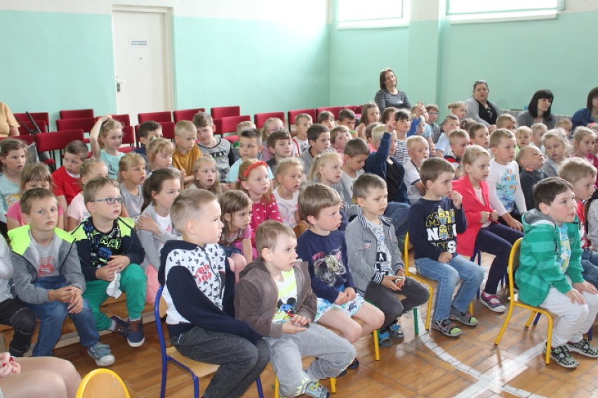 Tydzień bibliotek z teatrem w Gminnym Przedszkolu samorządowym w Skibinie [zdjęcia]