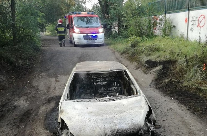 Spalone auto przy zalewie w Dziećkowicach