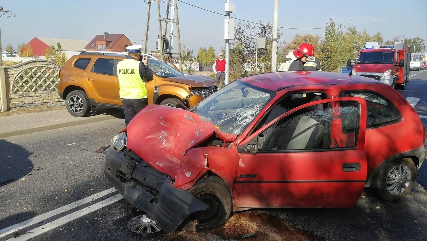 Wypadek na trasie Włocławek - Brześć Kujawski. Czołowe zderzenie samochodów [zdjęcia, wideo]