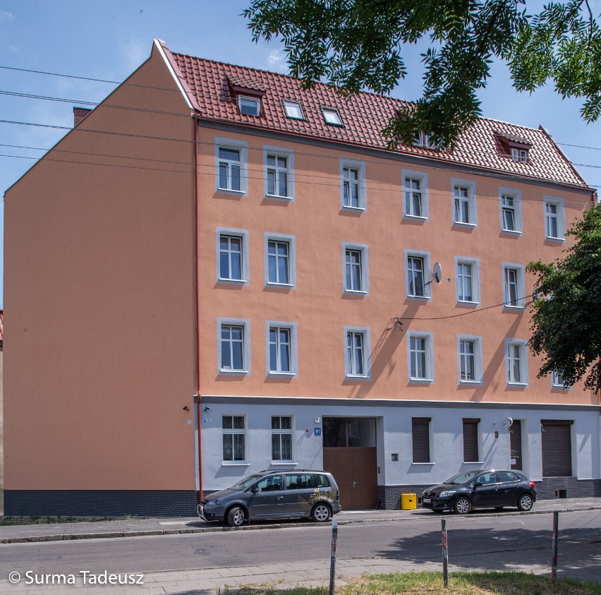 Wypiękniała elewacja następnego bloku w Stargardzie. Tym razem przy ulicy Wojska Polskiego numer 91. ZDJĘCIA - 26.07.2021 r.