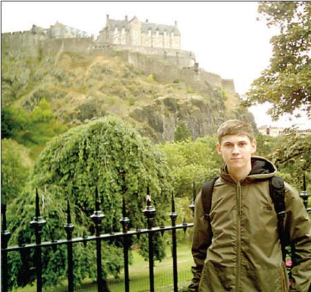 Mateusz Starostka na tle zamku w Edynburgu.