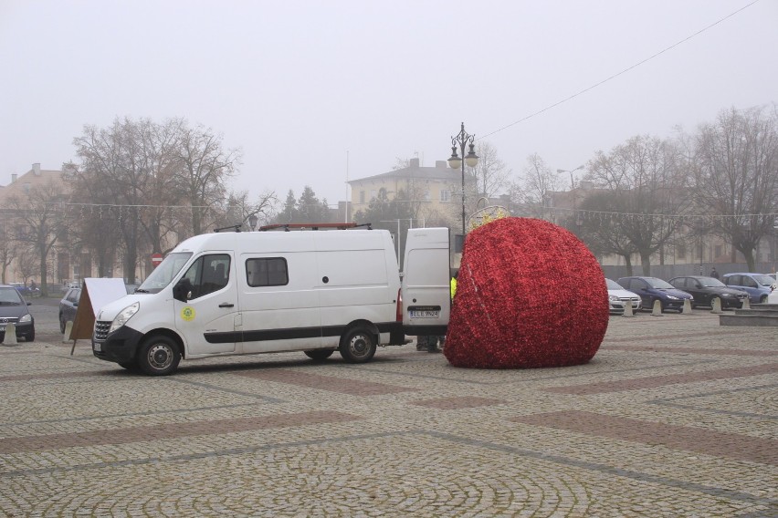 Wielka bombka zagościła na Placu Kościuszki w Łęczycy