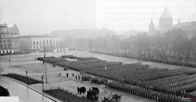 1938 , Niemieckie wojsko na placu Wolności przed "Kryształową nocą". Widok z południowego skrzydła Zamku Królów Pruskich. W tle niezniszczona jeszcze synagoga.