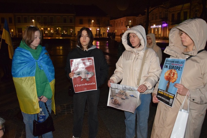 Manifestacja na kieleckim Rynku. W rocznicę wybuchu wojny wyrazili solidarność z Ukrainą. Zobacz zdjęcia