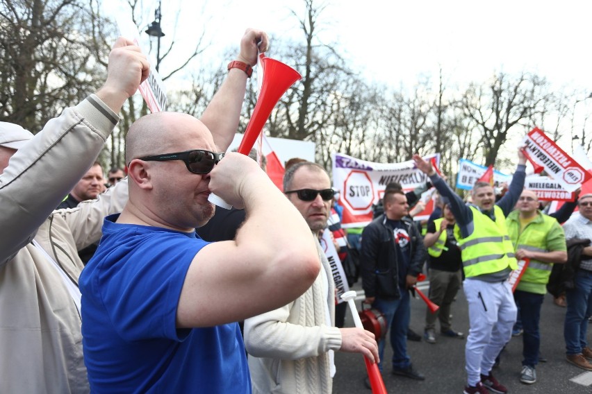 Strajk, Warszawa 2019, 8.04. Protest taksówkarzy. Jest...