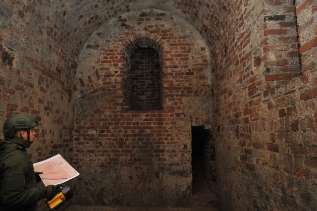 We wnętrzach bastionu Król w Kostrzynie widać postępującą degradację budowli. Stropy mogą się zarwać w każdej chwili.