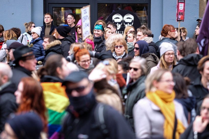 Najwyższe wskaźniki feminizacji odnotowywane są w miastach,...