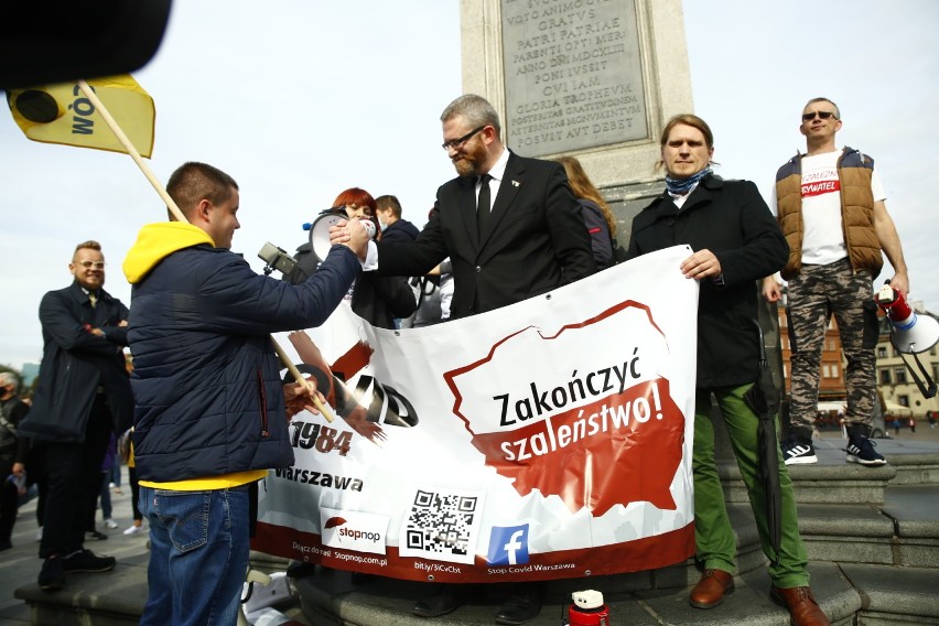 Antycovidowcy manifestowali w Warszawie. Twierdzą, że pandemia to spisek