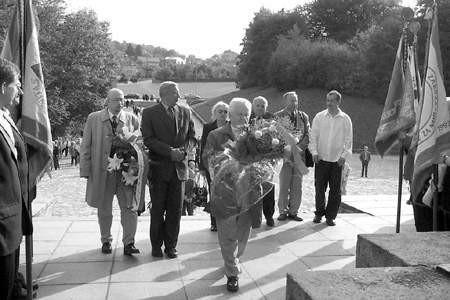 Uczestnicy spotkania składają kwiaty pod Pomnikiem Czynu Powstańczego.