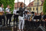 Muzyczno - deszczowa majówka na pleszewskim rynku. Wystąpił Big Band wspólnie z Kornelią Raźniewską oraz duet Piękni Panowie Dwaj