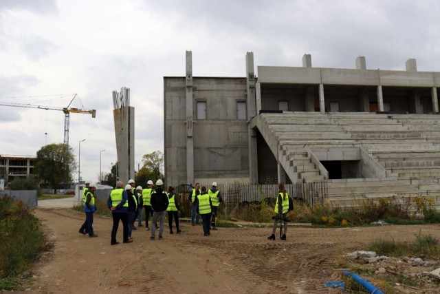 W czwartek członkowie komisji do spraw budowy Radomskiego Centrum Sportu odwiedzili halę i stadion przy ul. Struga 63. Radni, dziennikarze, przedstawiciele MOSiR i firmy Betonox wsp&oacute;lnie mogli zobaczyć jak posuwają się prace. Jeśli chodzi o stadion, to trzeba przyznać, że trwają intensywne prace przy trybunie p&oacute;łnocnej i zbiorniku, kt&oacute;ry będzie zbierał całą wodę. W środę ma być podpisany kolejny aneks, kt&oacute;ry dotyczy między innymi rozbi&oacute;rki trybuny południowej, pod kt&oacute;rą będzie wzmacniany grunt. Co ważne...aby ją ponownie złożyć, też będzie potrzebny aneks. 
Sporo w ostatnim czasie m&oacute;wi się o tym, że sektor kibic&oacute;w gości ma być...w środku jednej z trybun. Jak sie dowiedzieliśmy od fachowc&oacute;w z Betonoxu, rzeczywiście tak jest projekcie. Jednak na tym etapie taki sektor może być przeniesiony w inne, dowolne miejsce. 
Na dokończenie stadionu z dwiema trybunami potrzebne jest jeszcze około 10 milion&oacute;w złotych. Kiedy zakończenie prac? Na razie nikt już nie strzela datami. Niebawem poznamy harmonogram dalszych prac. Pocieszające jest to, że prace się toczą i obiekt rzeczywiście się zmienia. 
O hali RCS i zakończeniu budowy napiszemy jeszcze dziś w oddzielnej informacji. 

ZOBACZ NAJNOWSZE ZDJĘCIA STADIONU ====&gt;&gt;&gt;