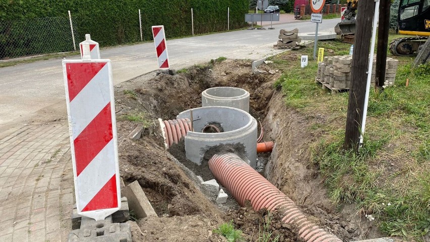 Budują chodnik w Warzycach. Połączy drogę gminną z krajową