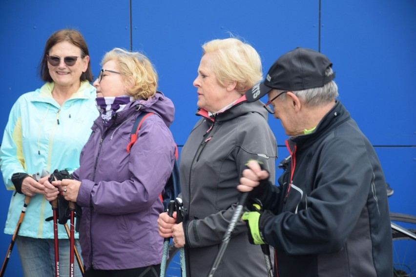 Nordic walking dla seniora ze Śremskim Sportem. Grupa uczestników pokonała pięciokilometrową trasę w kierunku jeziora Grzymysławskiego