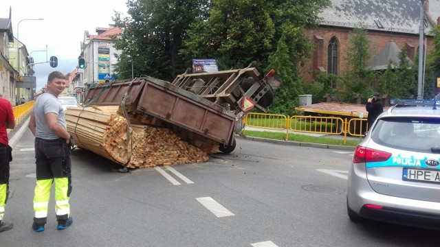 W poniedziałek, 26 czerwca, o godz. 7.45 na skrzyżowaniu ul. Świerczewskiego i Konstytucji 3 Maja przewróciła się przyczepa z drewnem.