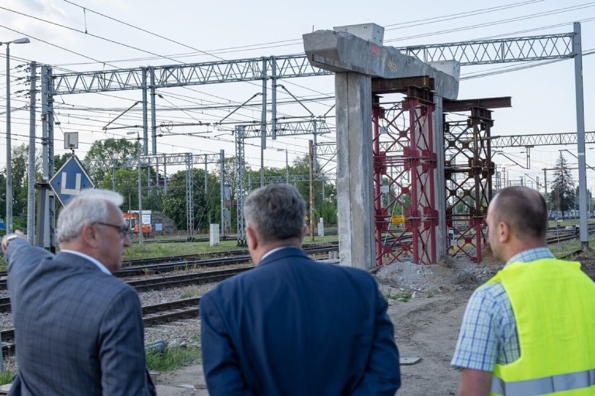 Za kilka dni rozpocznie się nasuwanie nowej konstrukcji wiaduktu. Koluszkowską budowę odwiedził marszałek Grzegorz Schreiber