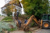 Awaria na Samarytańskiej usunięta. Nie wodociąg i kanalizacja, a stara niemiecka rura drenażowa [ZDJĘCIA]