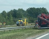 Wypadek w Katowicach na autostradzie A4. Bus przebił barierkę i wjechał do rowu. Trzy osoby są ranne. Droga zablokowana