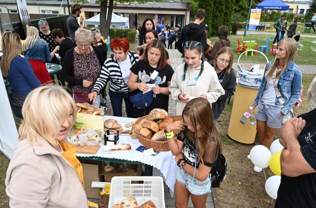 Całe rodziny pojawiły się w sobotę, 3 września, na basenie letnim przy ulicy Szczecińskiej w Kielcach. Odbył się tu Międzypokoleniowy Piknik Zdrowotny.