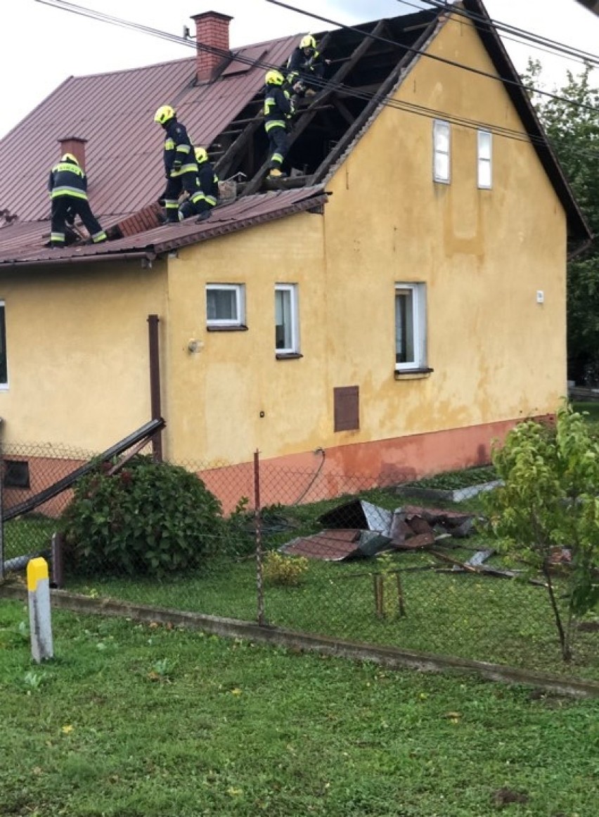 Usuwanie zniszczeń po wichurze jeszcze trwa. W Łęgu Tarnowskim uszkodziła dach i strąciła komin z domu