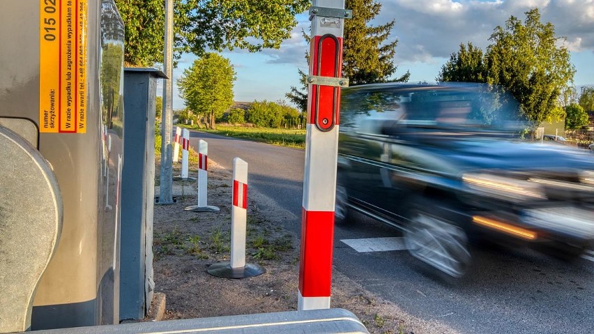 Powiat pucki -  kolejarze apelują: Nie ryzykuj na torach i wiaduktach, Znikają koronawirusowe obostrzenia, ludzie spacerują przy torach