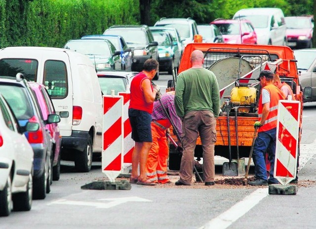 W poniedziałek robotnicy położyli asfalt w miejscu, gdzie wymieniali stare wodociągi