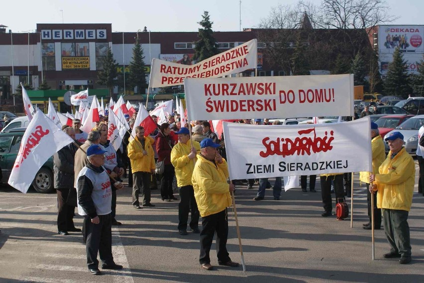 Pikieta Komunalki pod magistratem ZDJĘCIA