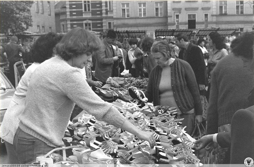 Targowiska w Świdnicy. Zobacz czym handlowano w latach 70. i 80. (ZDJĘCIA) 