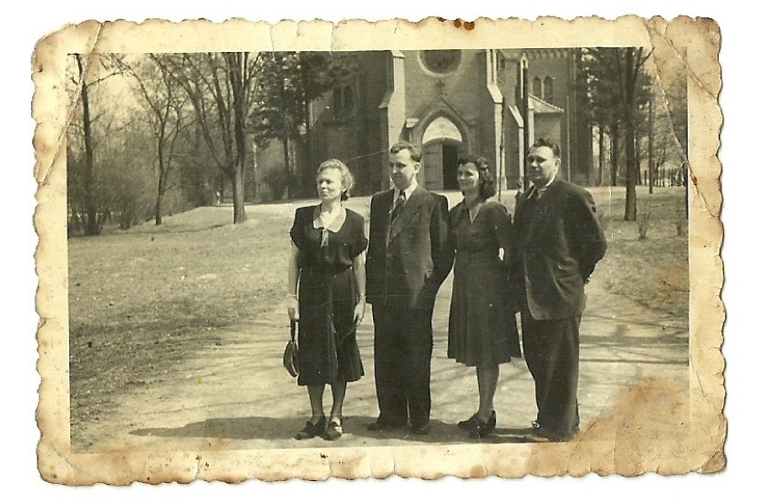 .Jan i Agata Noras (w środku) przed wejściem do kościoła...