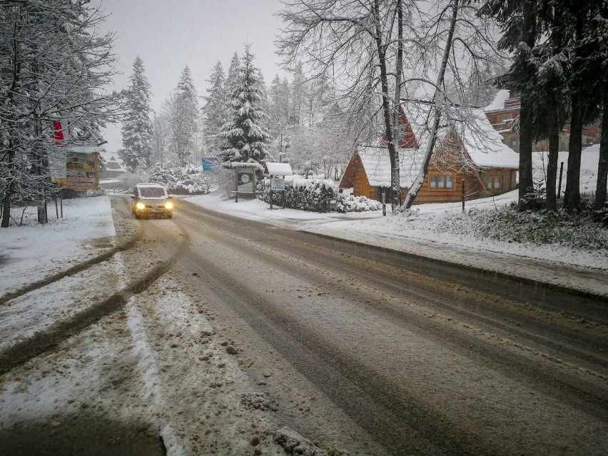 Podhale. Fatalne warunki na drogach. Sypie gęsty śnieg, jest ślisko [ZDJĘCIA]