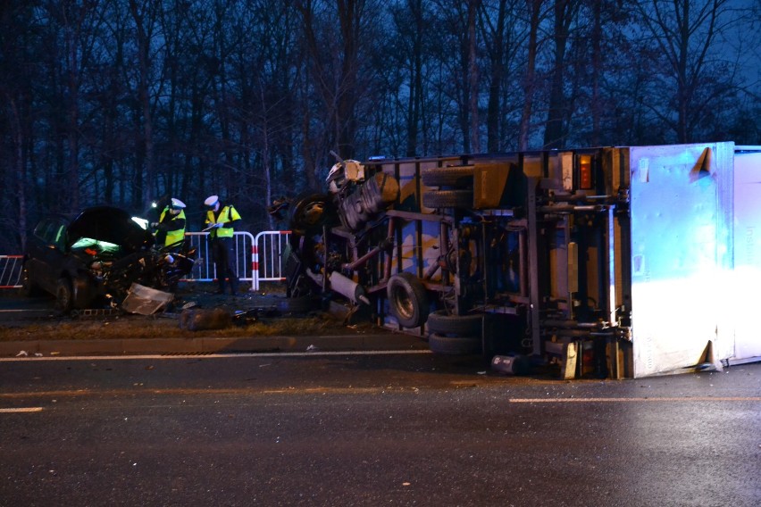 Tragiczny wypadek na Rudzkiej w Rybniku. Droga nieprzejezdna, kierowca passata nie żyje! ZDJĘCIA