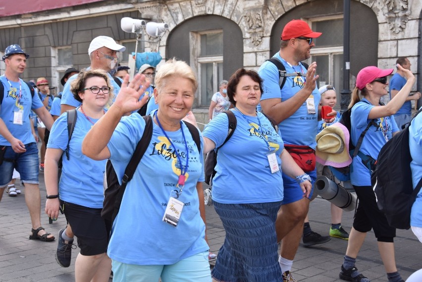 Piesza pielgrzymka wyruszyła z Tarnowa na Jasną Górę. Pątnicy przemierzają trasę w formie sztafety [ZDJĘCIA]