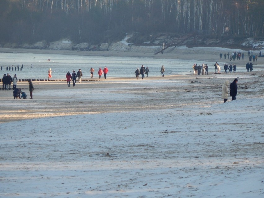 Słoneczna pogoda w Ustce zachęcała do niedzielnych spacerów [ZDJĘCIA]