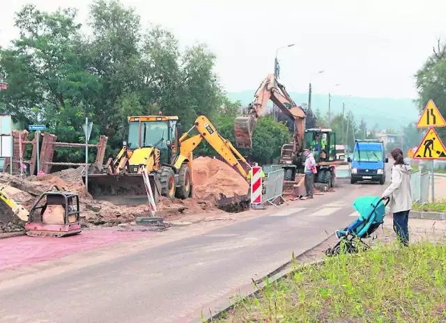 Ulica Grodzka, skrzyżowanie z ulicą Witoszyńską. Pierwszy etap remontu Grodzkiej zrealizowano trzy lata temu. Do końca listopada potrwa etap drugi i trzeci.