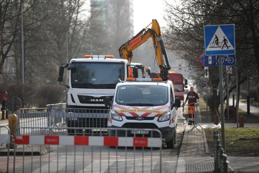 Kraków. Awaria drogowa na ul. Piastowskiej i duże utrudnienia dla kierowców [ZDJĘCIA]