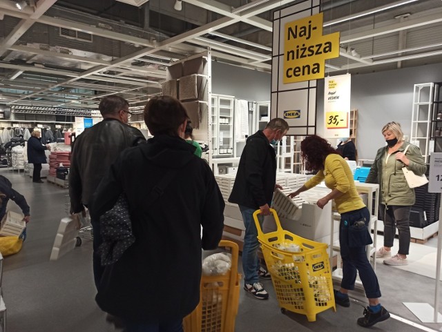 Tłumy klientów w IKEA Katowice.