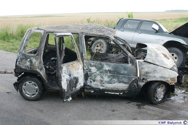 Śmierć w płonącym samochodzie [zdjęcia]