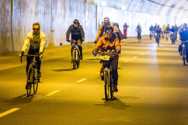 Przejazd rowerowy tunelem pod Martwą Wisłą w 2017 roku.