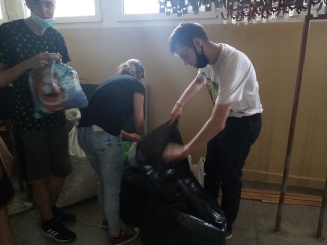 Uczniowie "mechanika" zebrali kilogramy nakrętek dla chorej Mai