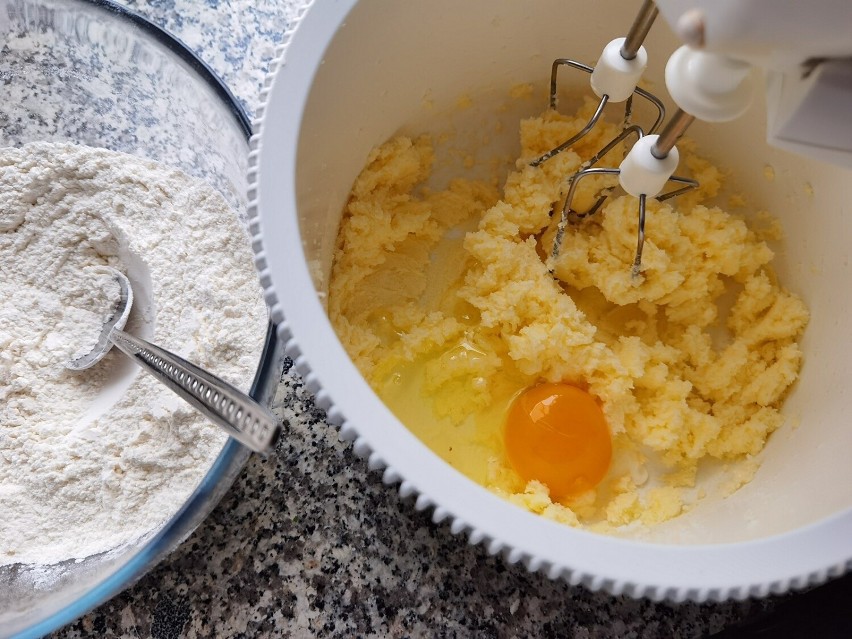Dodaj jajko, wanilię i skórkę otartą z pomarańczy. Zmiksuj.