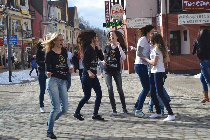 Kandydatki do tytułu miss tańczyły na ulicy Staromiejskiej w Lęborku