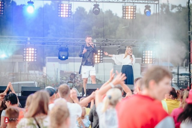 Disco Długie Festival był w sobotę 27 lipca. Popularna plaża w Długiem koło Strzelec Kraj. zamieniła się w jeden wielki parkiet taneczny. Jak informuje Strzelecki Ośrodek Kultury, na scenie zagrały zespoły disco polo, goście z Niemiec, a także uczestnicy zabawy.  Impreza została dofinansowana z funduszu Małych Projektów Pro Europa Viadrina. Byliście? Jak się bawiliście?

Zobacz też: Pol'and'Rock Festiwal 2019. W Kostrzynie nad Odrą jest już morze namiotów. Trwają ostatnie przygotowania do 25. edycji festiwalu
