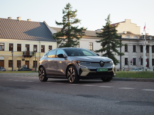 Renault Megane E-Tech to zaskakująco dobrze przemyślane auto, które rewelacyjnie spisze się w mieście, na drogach podmiejskich, ale poradzi sobie również w trasie na rozsądnym dystansie. W testowanej wersji Iconic zaskakuje bogatym wyposażeniem oraz zaawansowanymi funkcjami. Trudno spodziewać się czegoś więcej po przedstawicielu segmentu C w elektrycznym wydaniu.