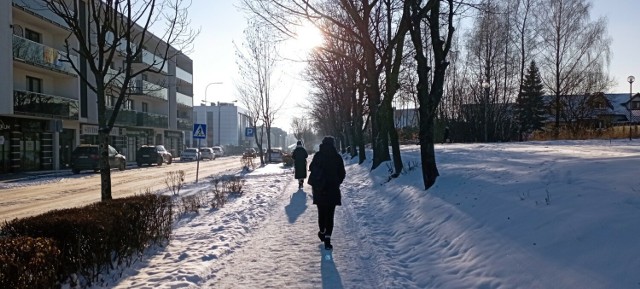Zobacz jak prezentował się oblodzony i pokryty śniegiem Jędrzejów we wtorek, 9 stycznia 2024 roku. Zobacz zimowy Jędrzejów na kolejnych zdjęciach.