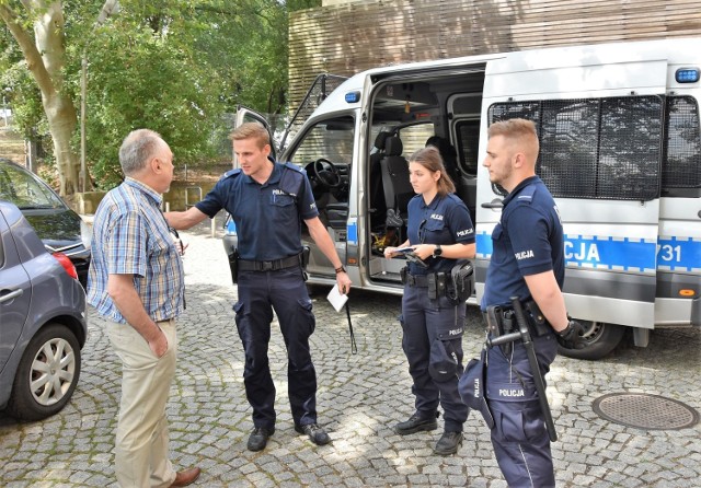 Poseł Janusz Sanocki zniszczył bramkę w urzędzie wojewódzkim w Opolu. Na miejscu interweniowali policjanci.