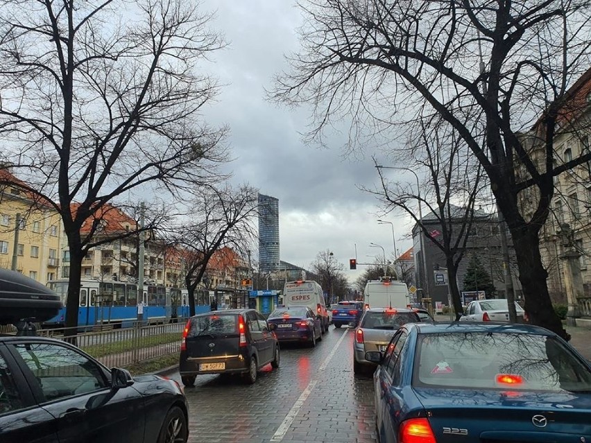 Wrocław. Autobus MPK zderzył się na ul. Powstańców Śląskich z osobówką. Tworzą się gigantyczne korki 