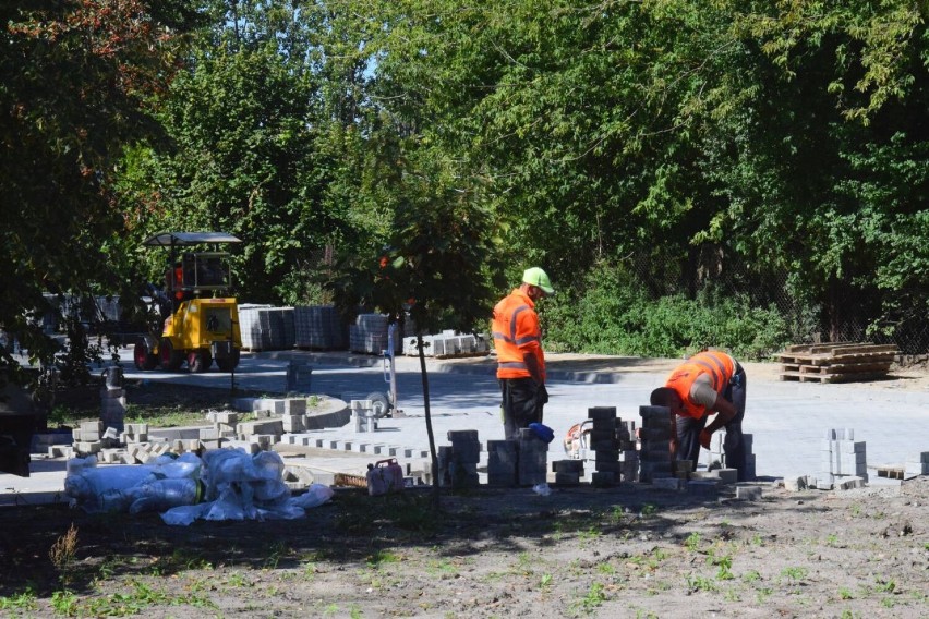 Trwa układanie kostki betonowej na ulicy Związku Walki...